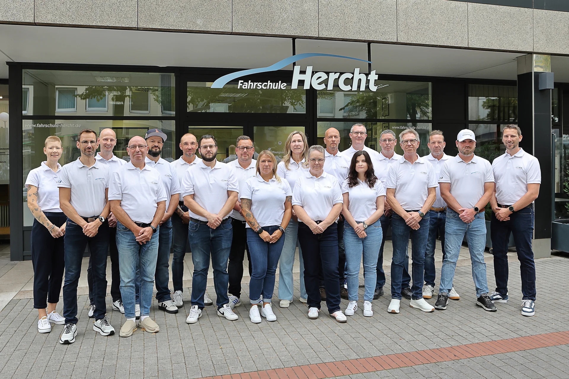 Das Team der Fahrschule Hercht 2026 vor dem Standort am Schachtweg in Wolfsburg