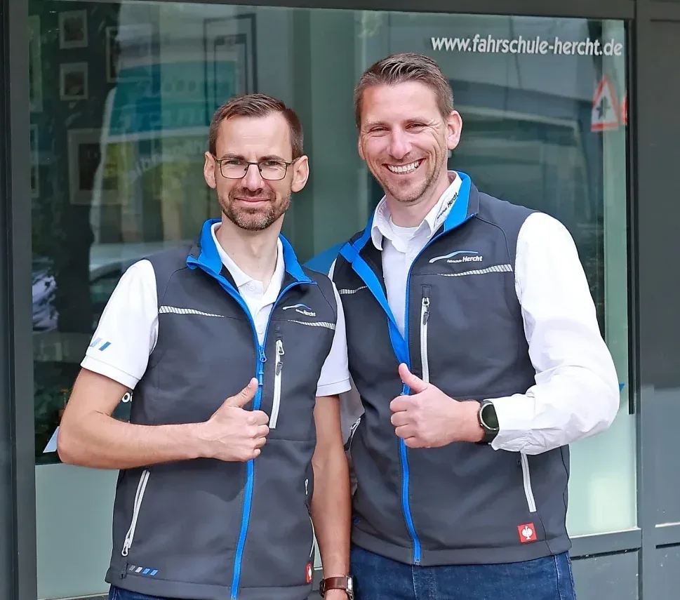 Marcus und Steven Hercht vor der Fahrschule in Wolfsburg